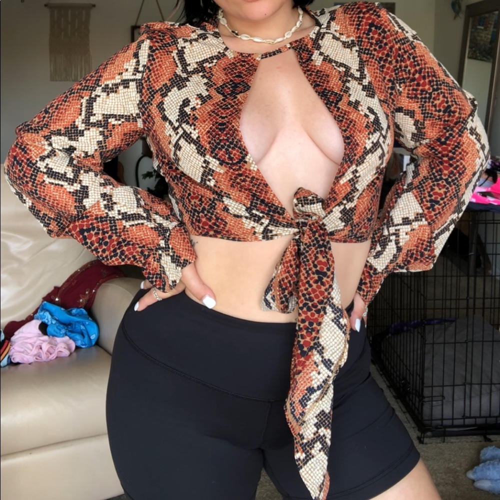 SNAKE PRINT CROP TOP